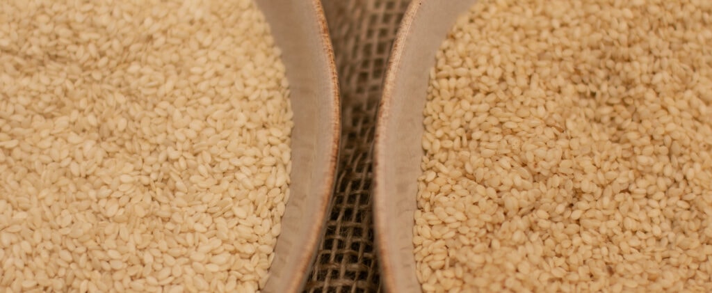 white hulled sesame seeds and unhulled sesame seeds